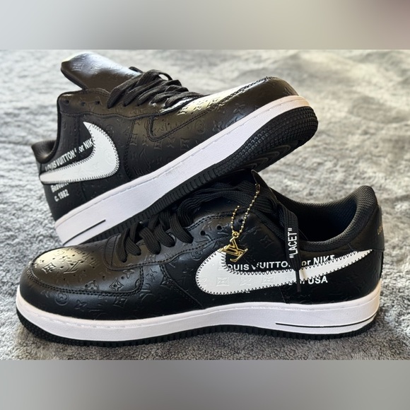 Embroidered sneakers - Picture 1 of 5